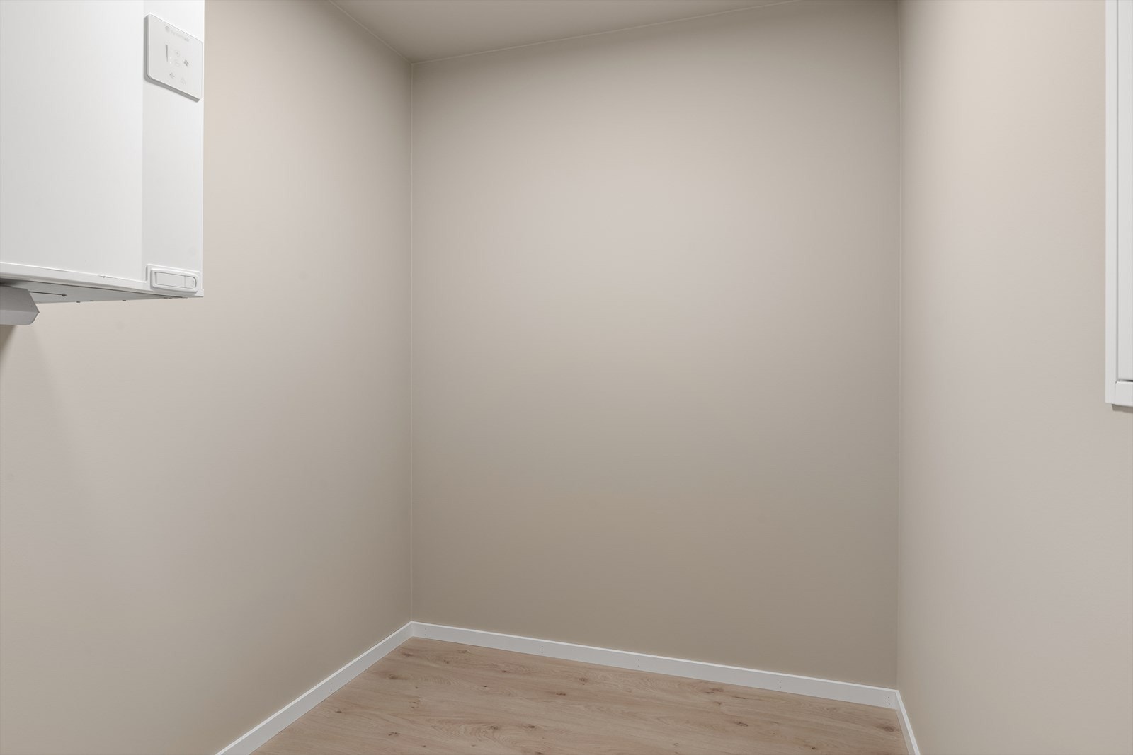 Innvendig bod som er svært praktisk for lagring/oppbevaring. (bilde tatt fra H0204) Galleribilde