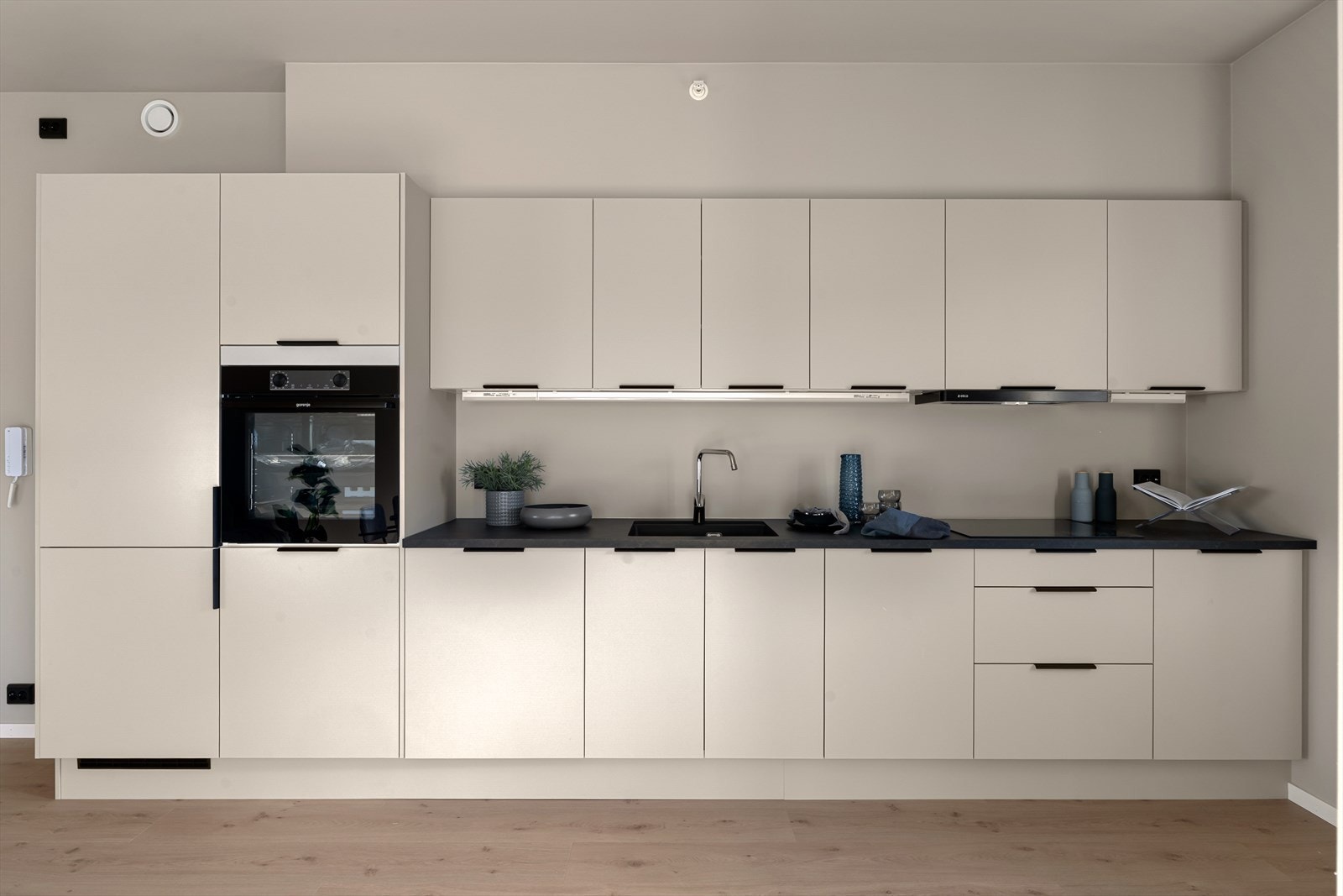 Lekkert og moderne kvalitetskjøkken som kan vise til pen kjøkkeninnredning og integrert kjøl/frys, komfyr, oppvaskmaskin, platetopp og vifte. (bilde tatt fra H0204) Galleribilde