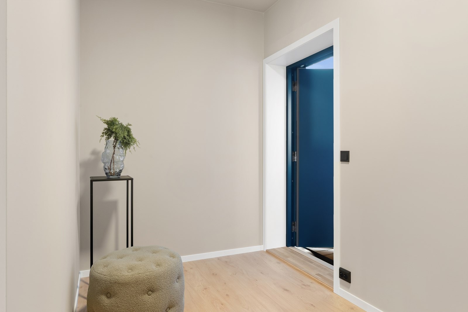 En kommer inn i en pen entré/gang med god plass til å henge fra seg både klær og sko. (bilde tatt fra H0204) Galleribilde