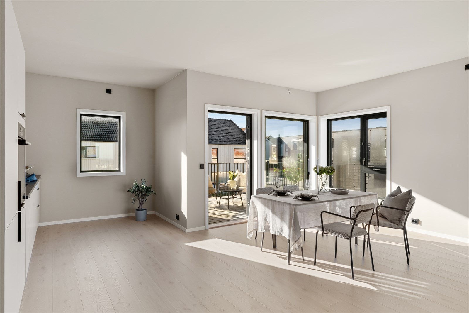 Stue hvor man har rikelig med plass til både spisebord og sofagruppe, en perfekt plass til å nyte gode stunder med familie og venner. (bilde tatt fra H0204) Galleribilde