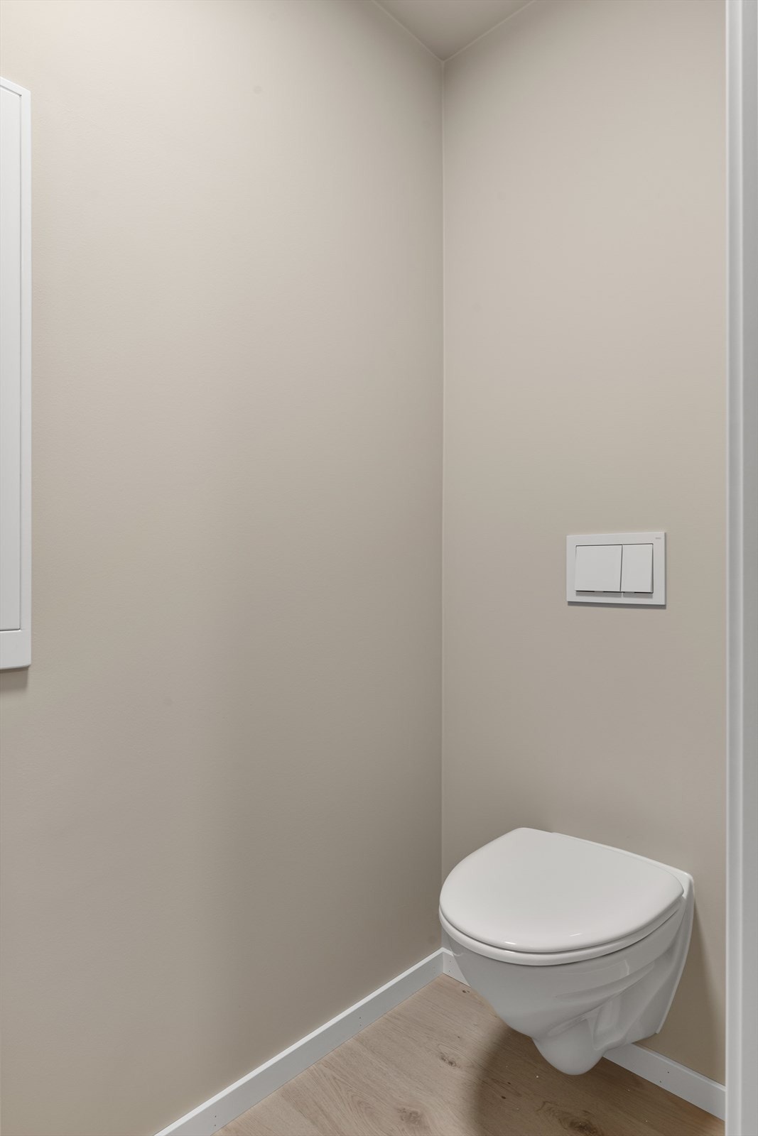 I direkte tilknytting til gang finner man et praktisk toalettrom, som er helt perfekt om man har gjester på besøk. (bilde tatt fra H0204) Galleribilde