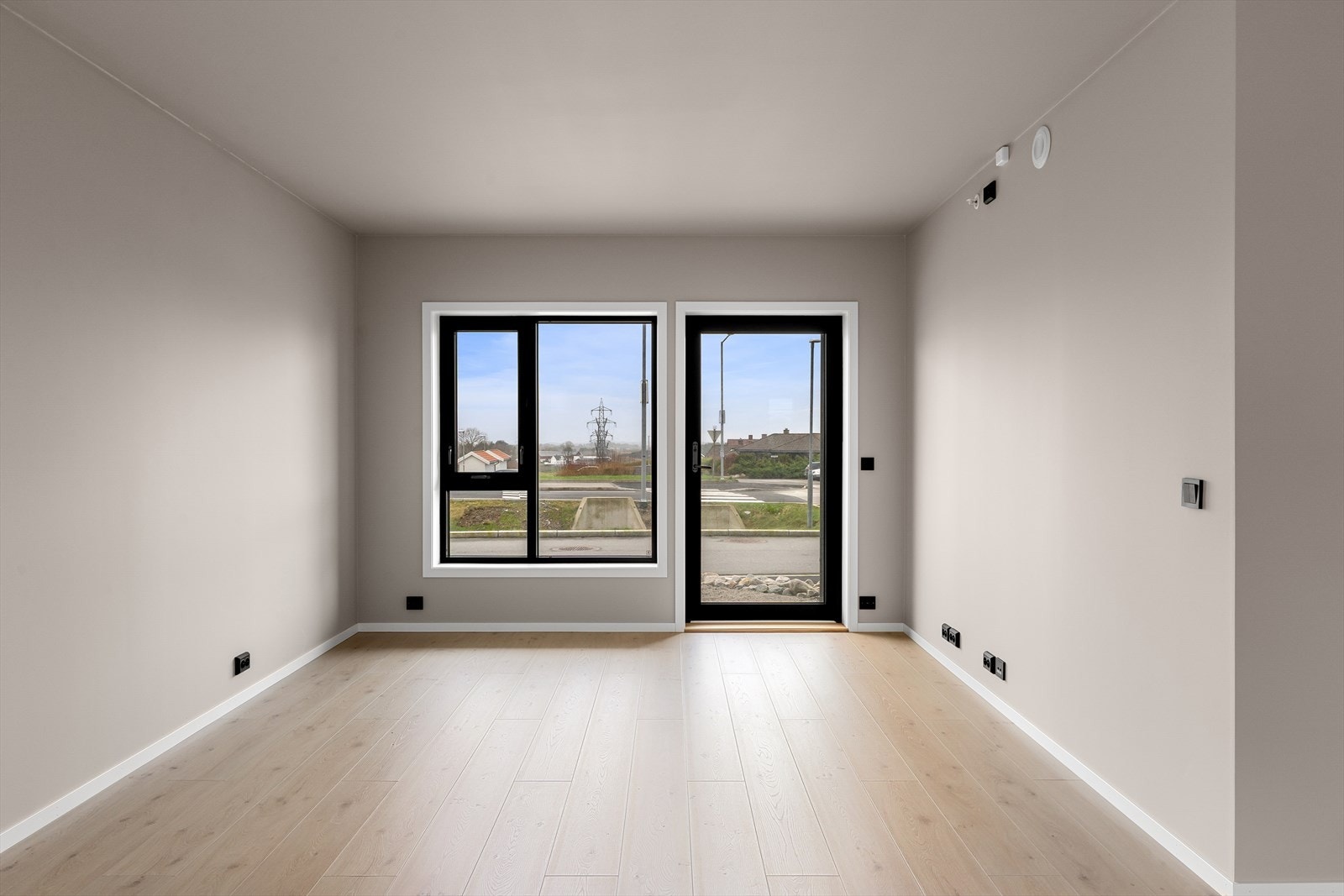 Leilighetens stue fremstår som lys og trivelig med gode vindusflater som slipper inn mye naturlig lys som sammen med den ekstra takhøyden er med på å skape en god romfølelse og atmosfære. Galleribilde