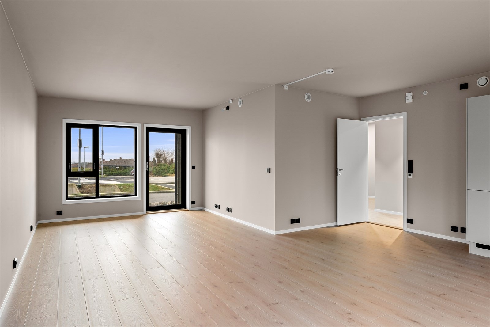 I enden av gangen kommer man til kjøkken og stue i åpen løsning. Galleribilde