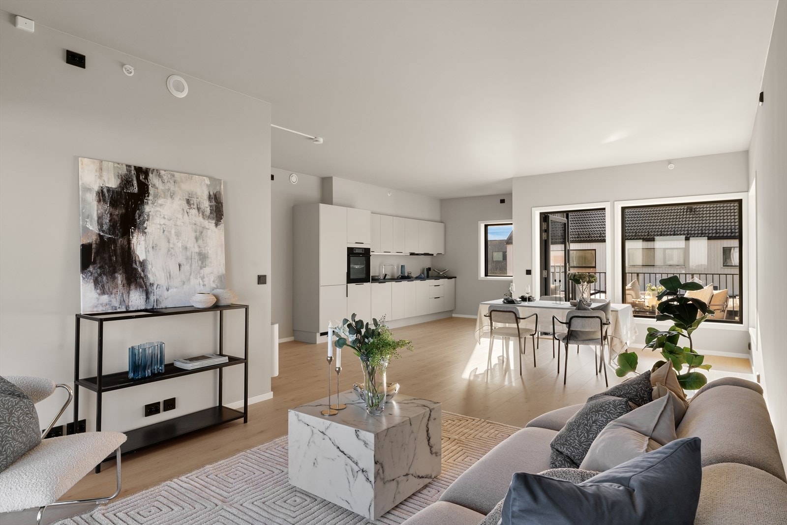 Leilighetens stue fremstår som lys og trivelig med gode vindusflater som slipper inn mye naturlig lys som sammen med den ekstra takhøyden er med på å skape en god romfølelse og atmosfære. (bilde tatt fra H0204) Galleribilde