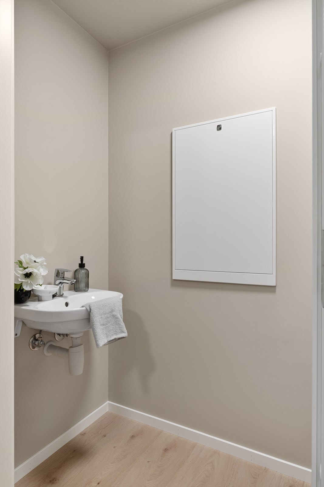 I direkte tilknytting til gang finner man et praktisk toalettrom, som er helt perfekt om man har gjester på besøk. (bilde tatt fra H0204) Galleribilde