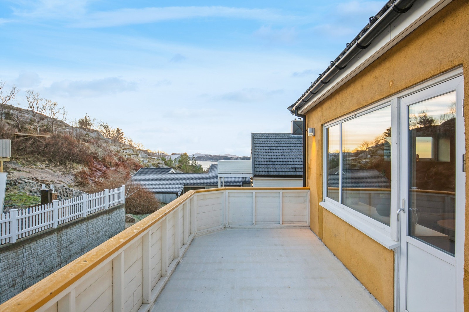 Her bor du flott til i byggets 2. etasje, med en herlig sørvendt balkong. Fantastisk flott utsikt Galleribilde