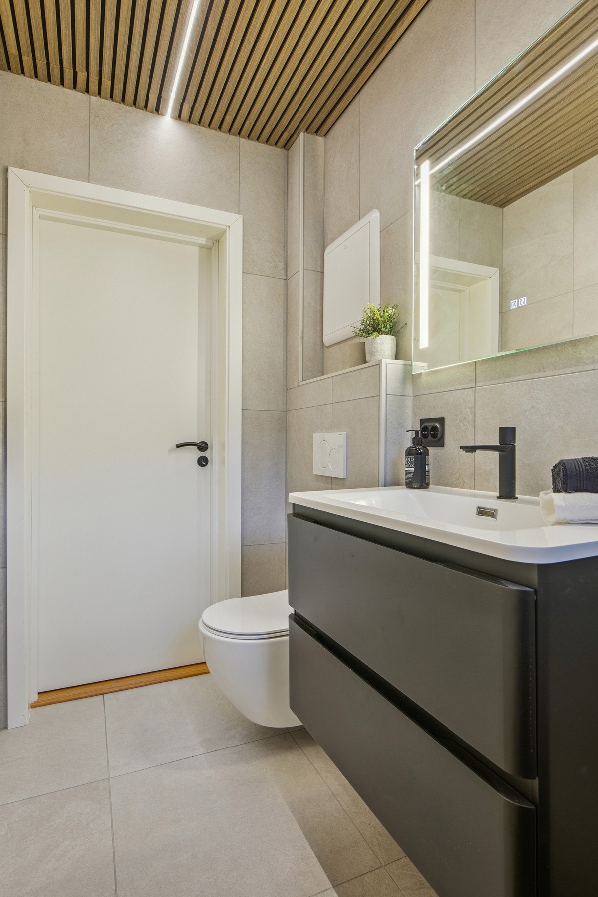 Gulv og vegger er flislagt. Rommet har elektriske varmekabler Galleribilde