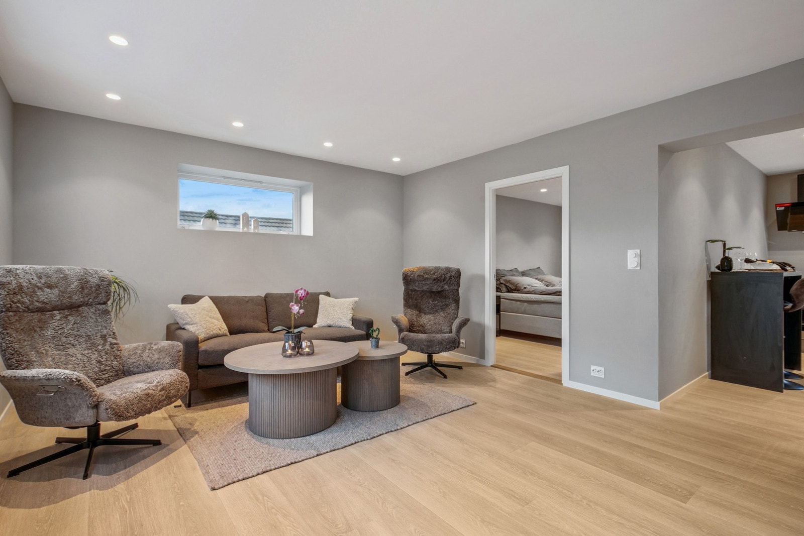 Romslig stue og en komfortabel lounge. God plass til ønsket møblement Galleribilde