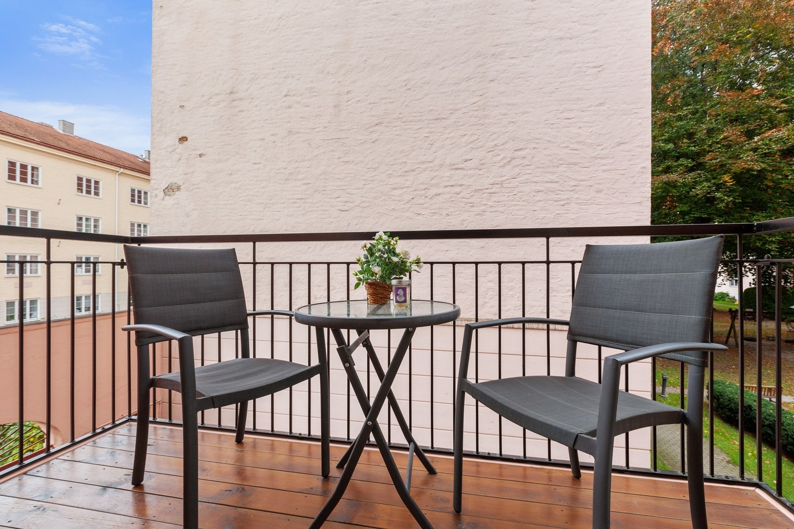 Romslig og hyggelig balkong som vender mot bakgård. Galleribilde