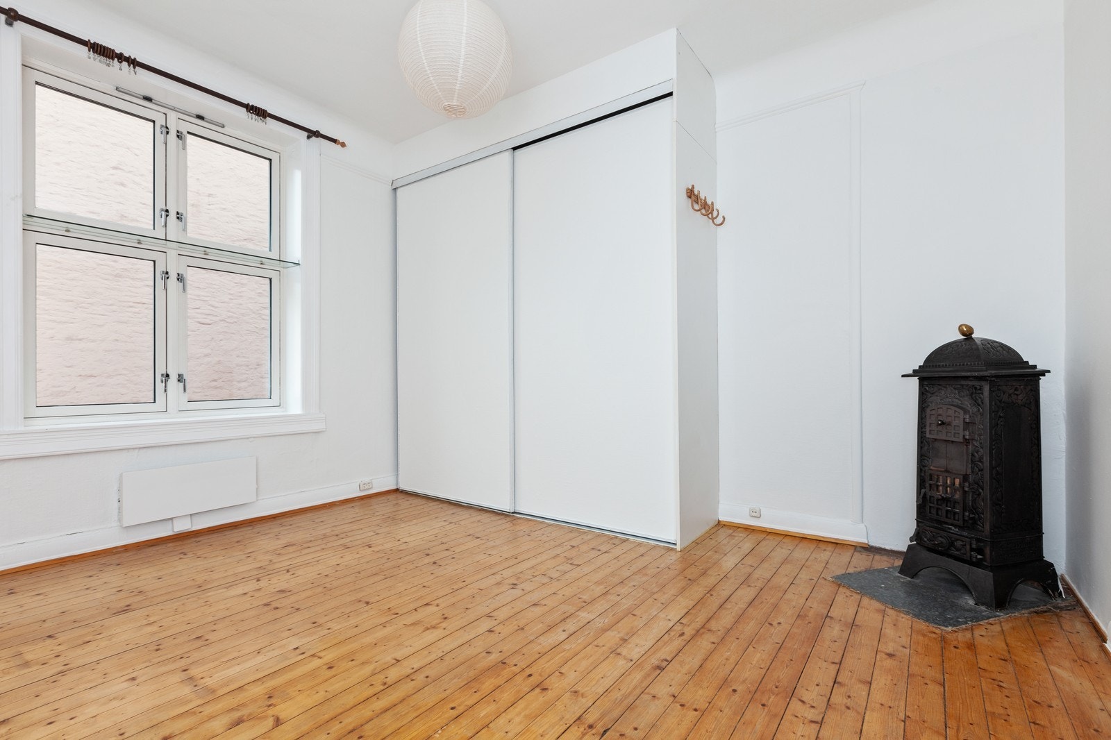 Soverom I med stor garderobe. Galleribilde