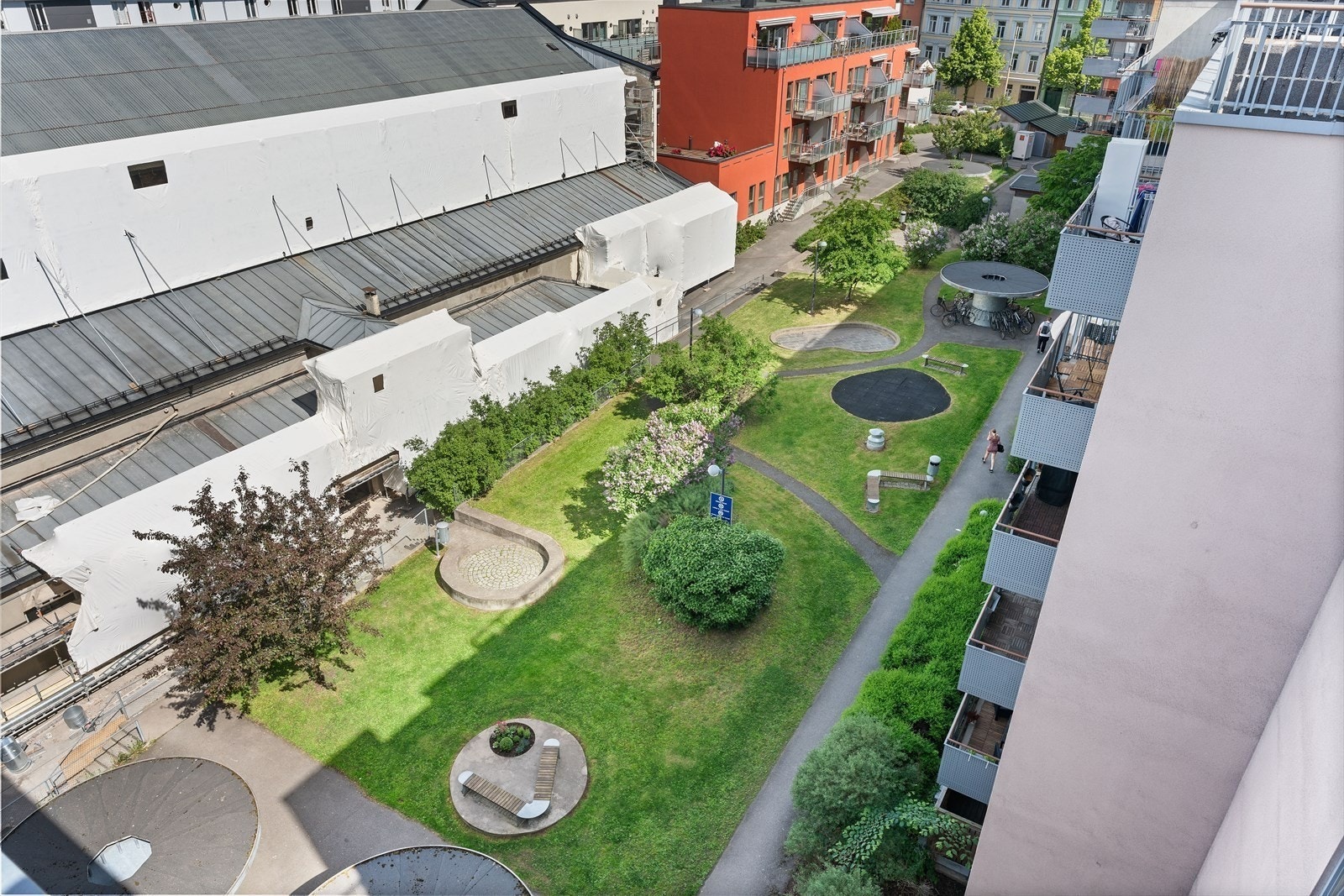 Bakgård - utsikt fra tak Galleribilde