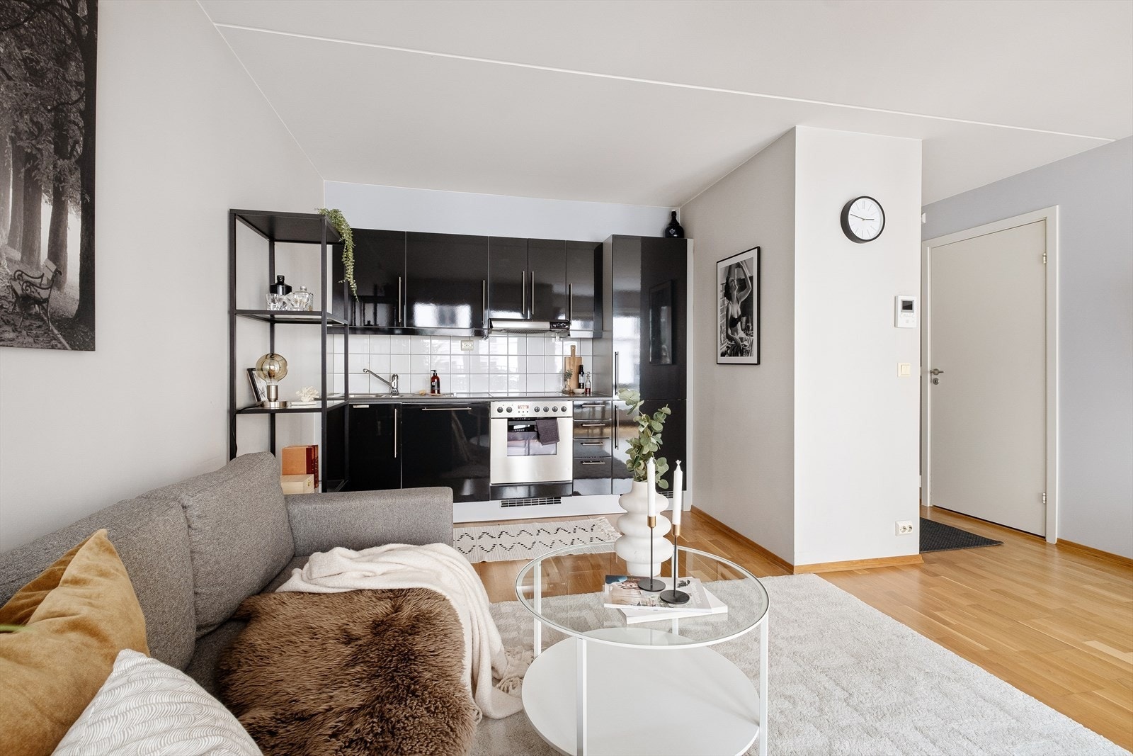 Leiligheten har åpen stur- og kjøkkenløsning med stor vindusflater som gir en luftig romfølelse Galleribilde