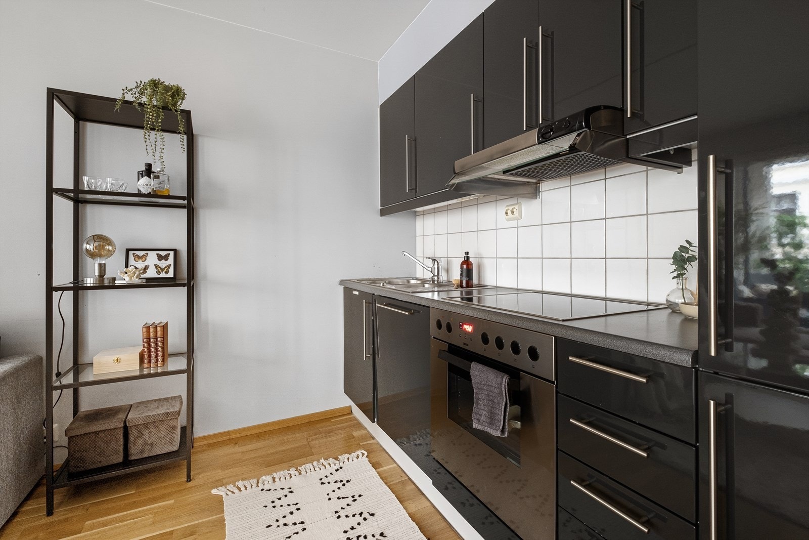 På kjøkkenet finner du ntegrert kjøleskap/fryser og oppvaskmaskin. Galleribilde