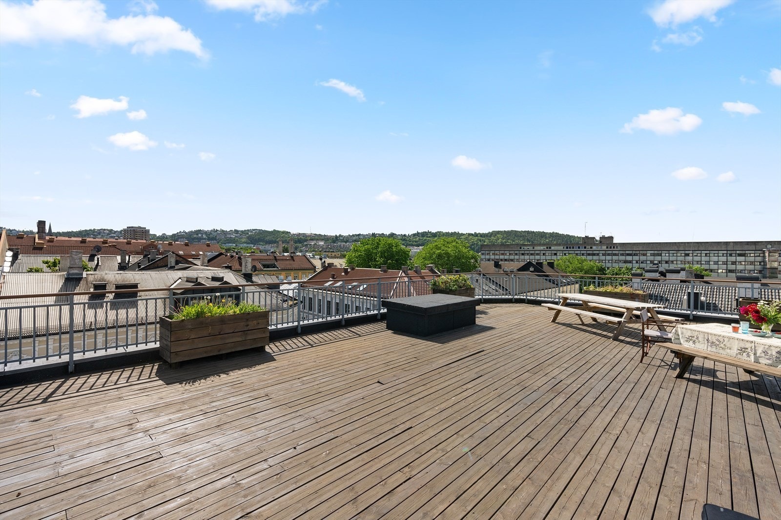 Sameiet har en stor takterrasse som kan benyttes av beboere. Galleribilde