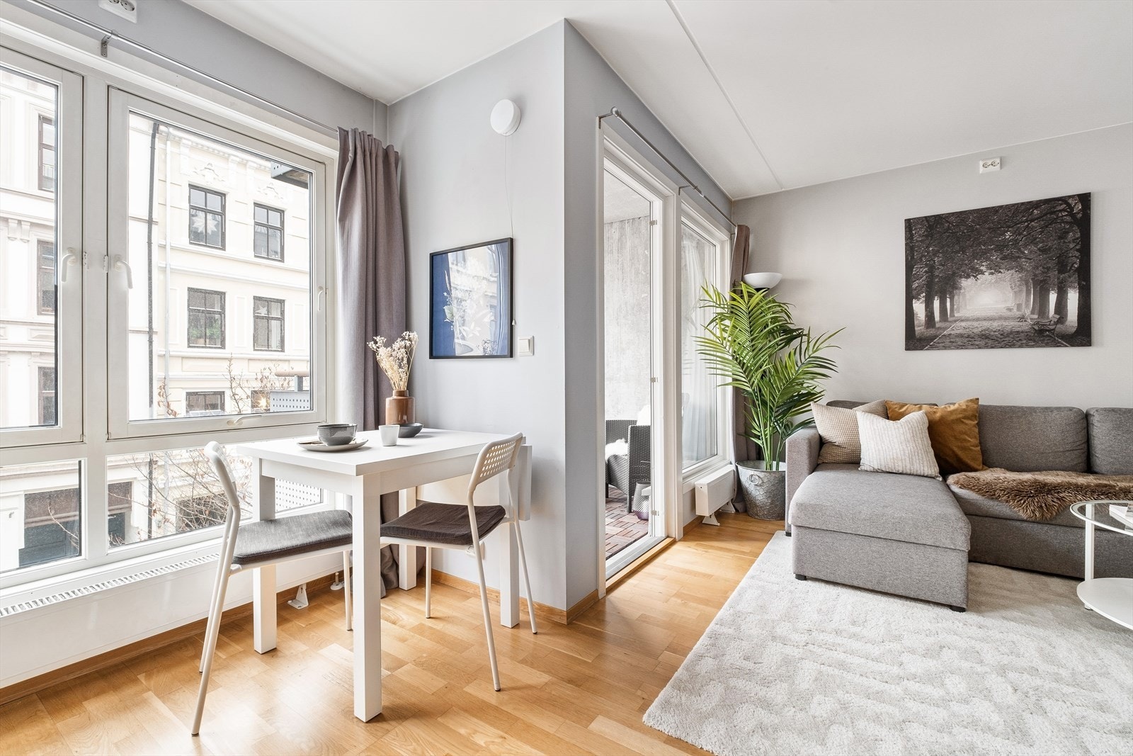 De store vindusflatene gir rikelig med naturlig lys Galleribilde