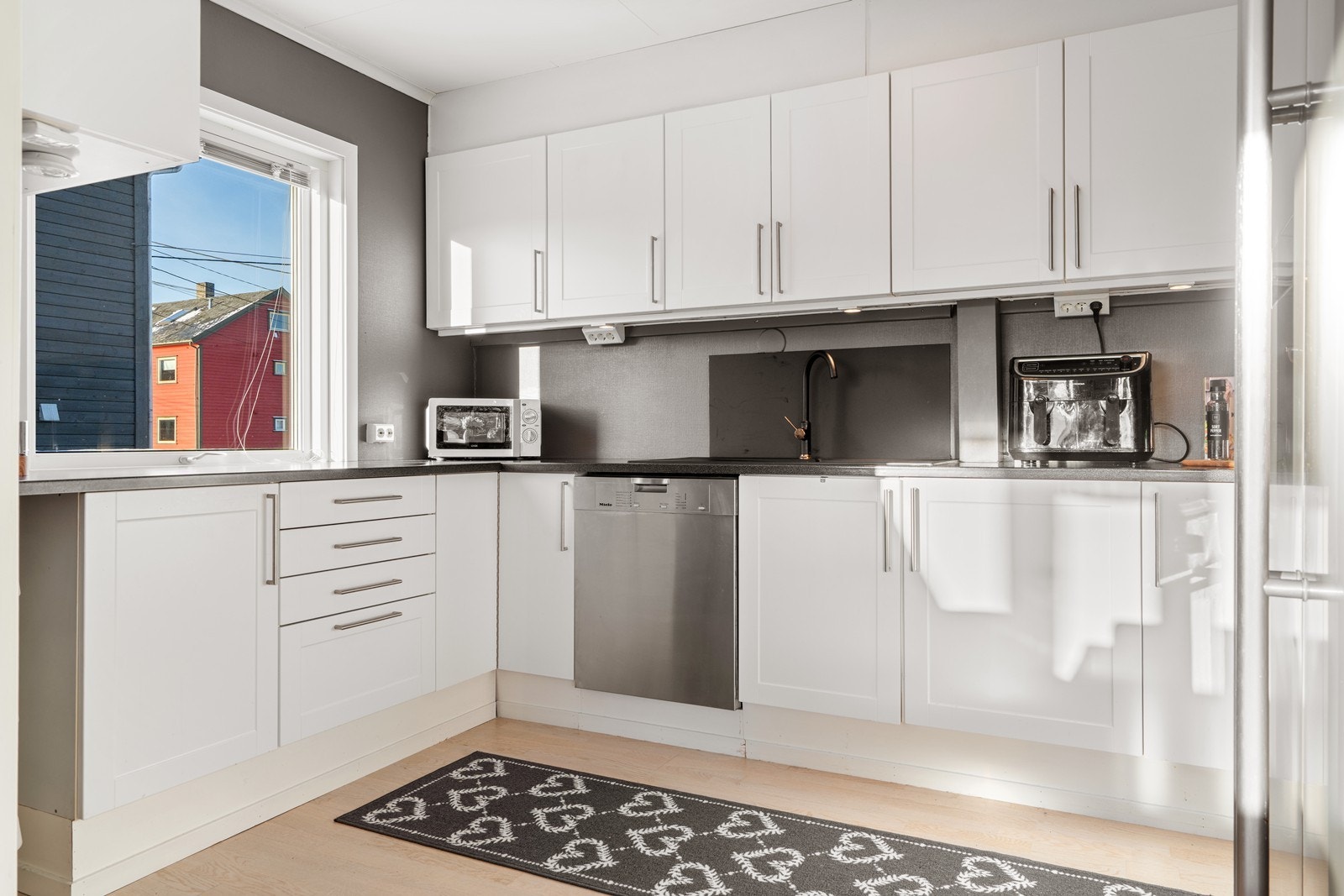 Kjøkken har nyere vask med spruteplate over vasken og nytt blandebatteri. Både komfyr, amerikansk kjøleskap og oppvaskmaskin medfølger kjøpet. Galleribilde