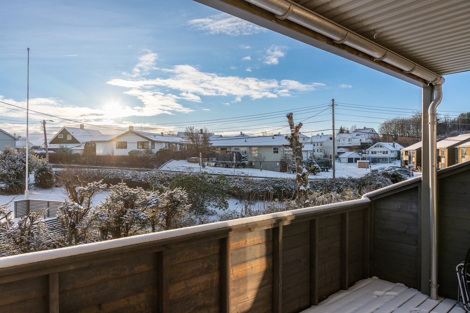 Fin inngjerdet terrasse med utg. fra stua. Tak over. Galleribilde