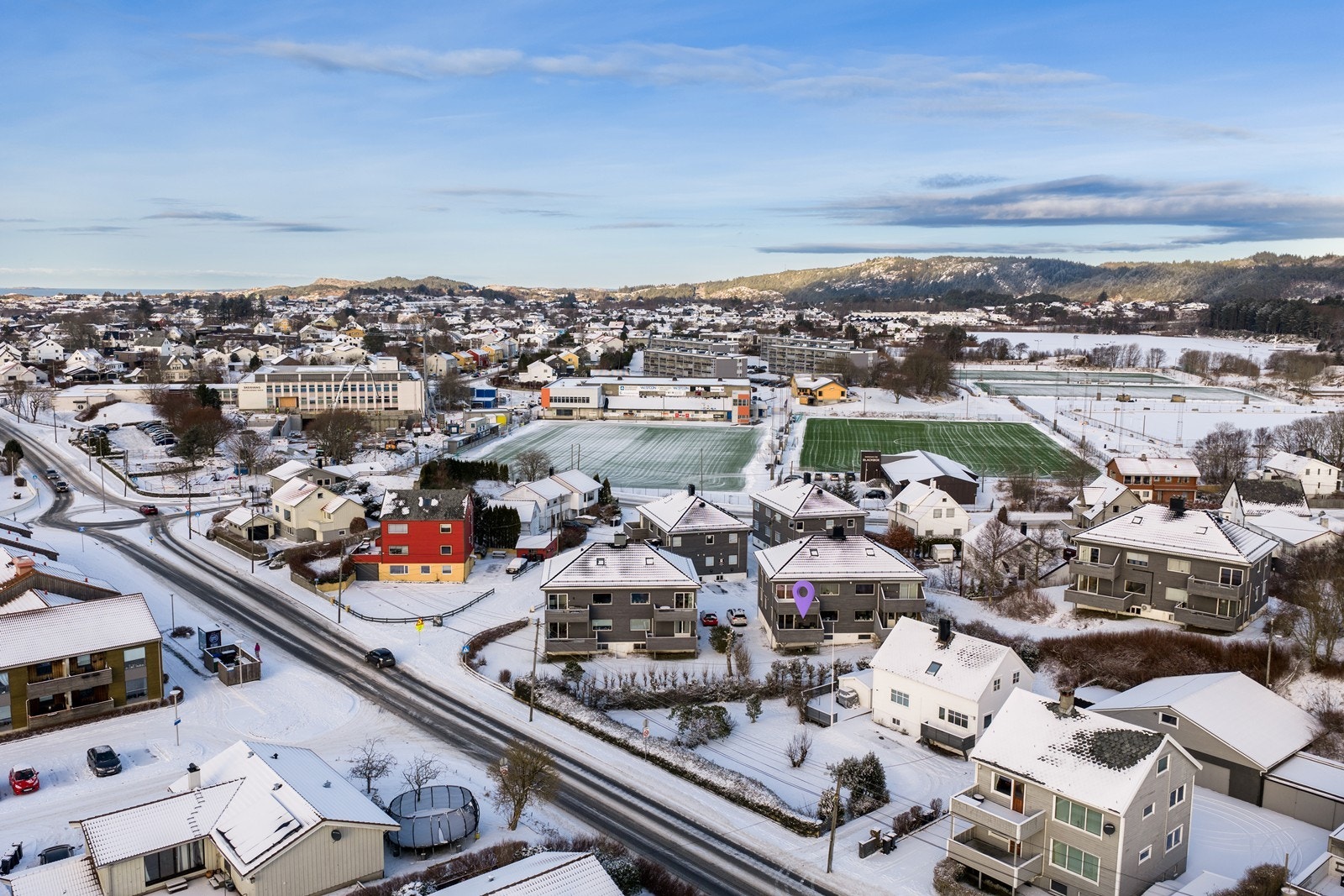 Meget attraktiv og sentral beliggenhet, eiendommen ligger mellom Rogalandgata og Skeisvannsvegen. Galleribilde