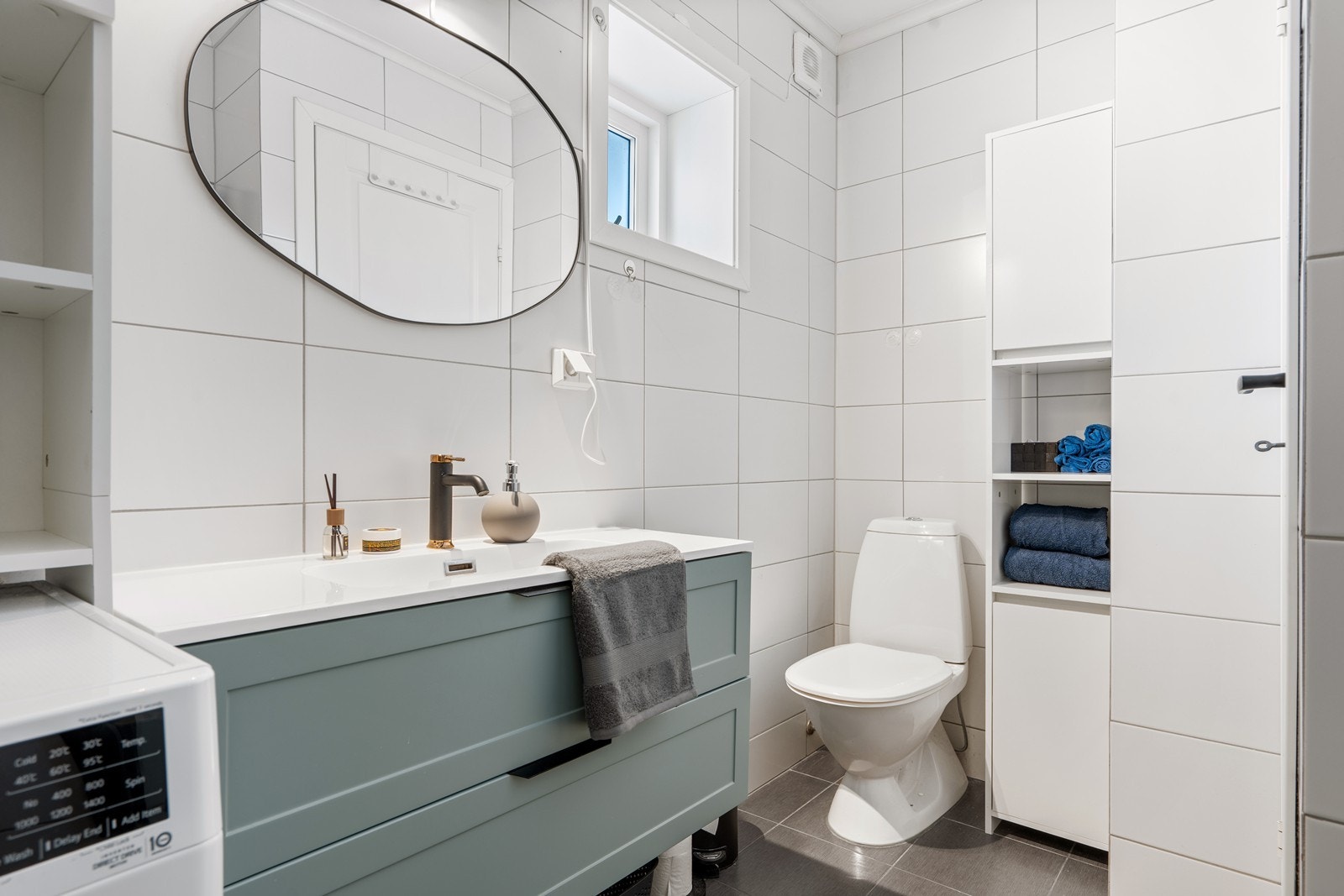 Lekkert helfliset bad med varmekabler, ny dusj, ny baderomsinnredning og to ekstra sideskap. Badet ble renovert 2011-2012. Galleribilde