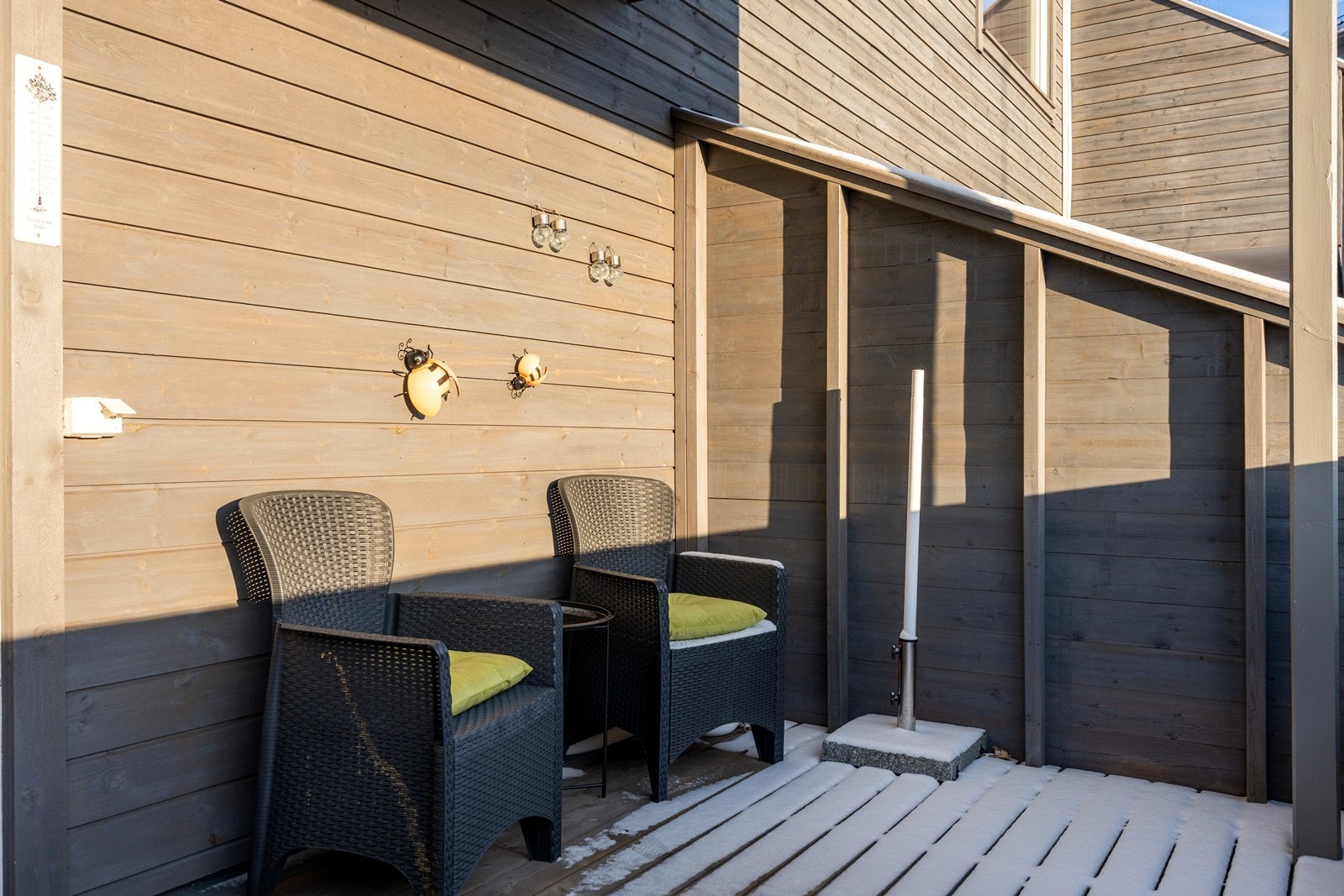 Stue/spisestue med utgang balkong. Balkongen har tett tak over. Galleribilde