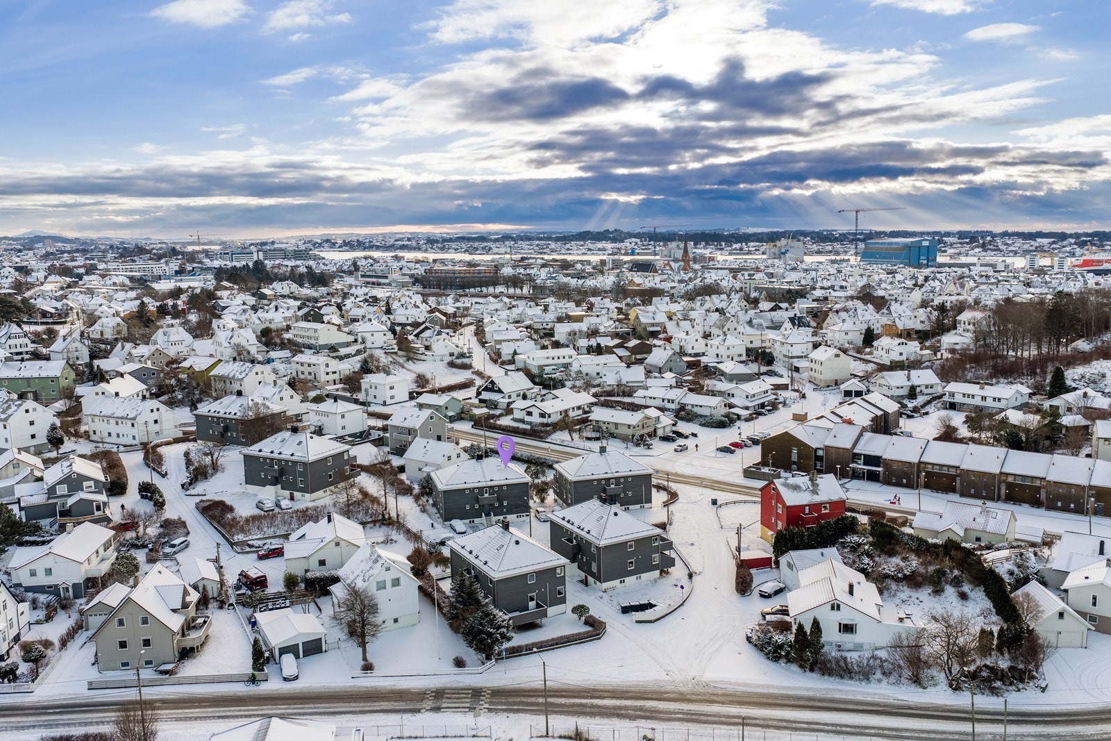 Busstopp 50 meter fra leiligheten. Galleribilde