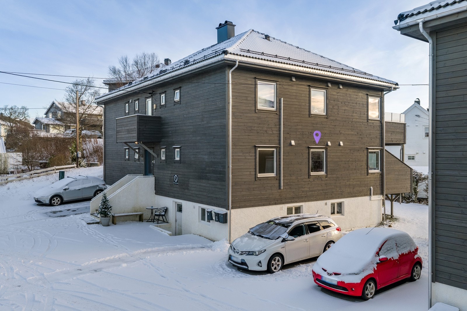 1 parkeringsplass per leilighet. Det er tilgang til 4 stk el-bil ladere som er felles Galleribilde