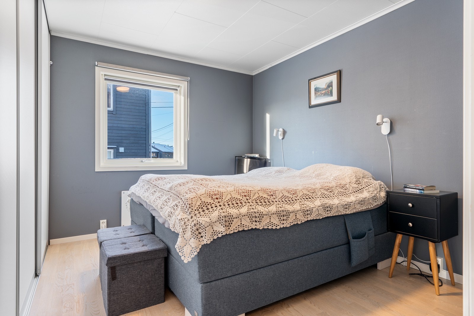 Dobbelt soverom med parkett, panelovn, rullegardin i vindu og stor plassmontert skyvedørsgardserobe. Galleribilde