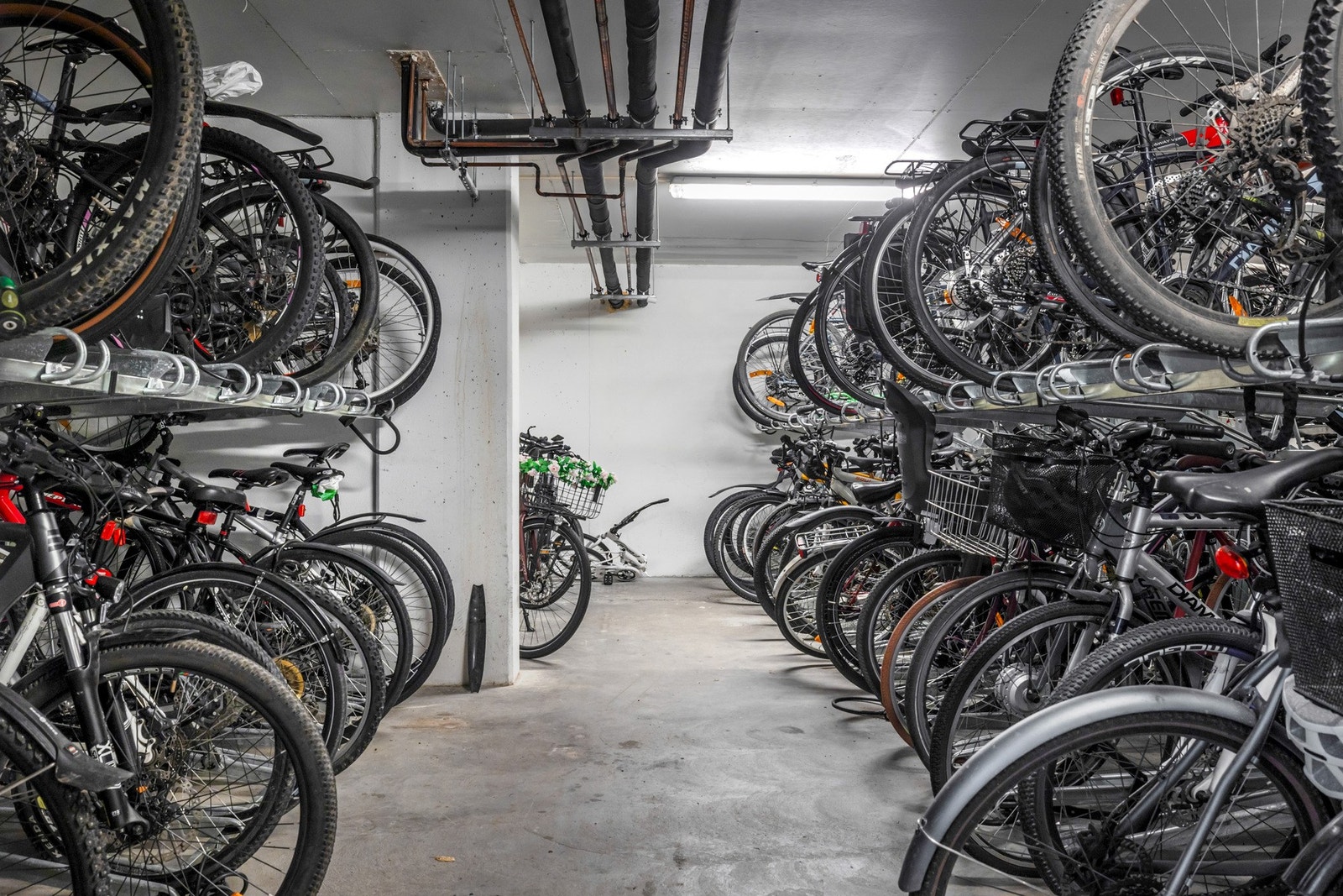 Det er etablert felles sykkelparkering i bygården. Galleribilde