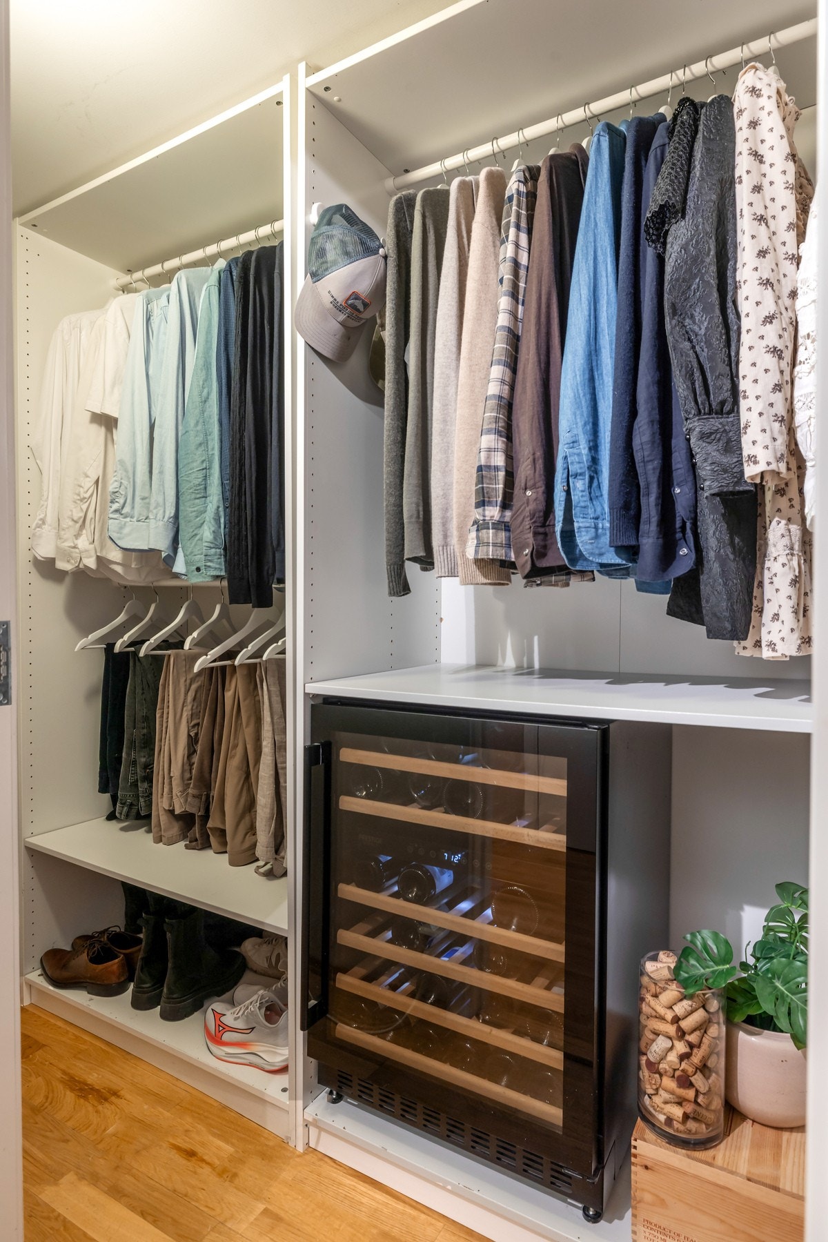 Eier har hatt alle klær i omkledningsrommet for å unngå klesskap på soverommet. Galleribilde