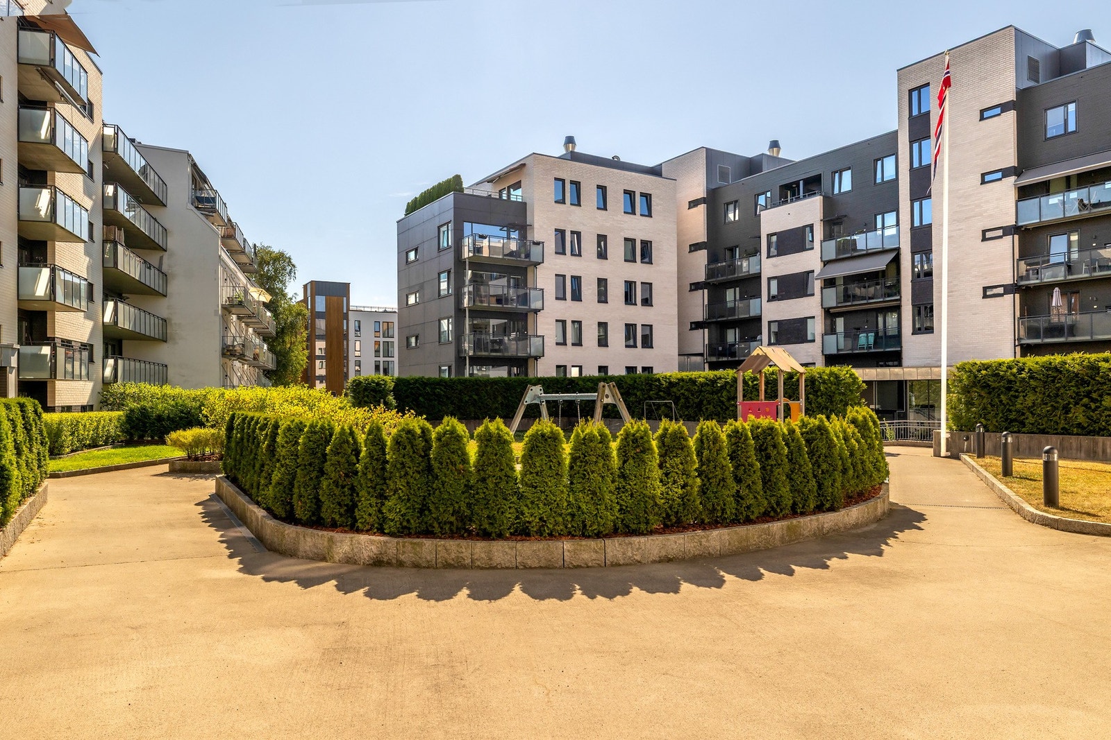 Sameiet har en hyggelig bakgård med hyggelig beplantning og sittebenker. Galleribilde