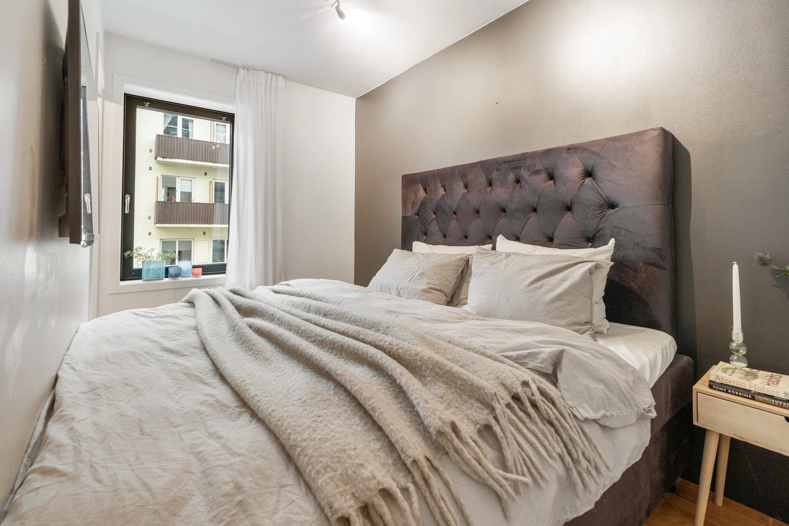 Det er godt med naturlig lysinnslipp og plass til nattbord på begge sider av sengen. Galleribilde