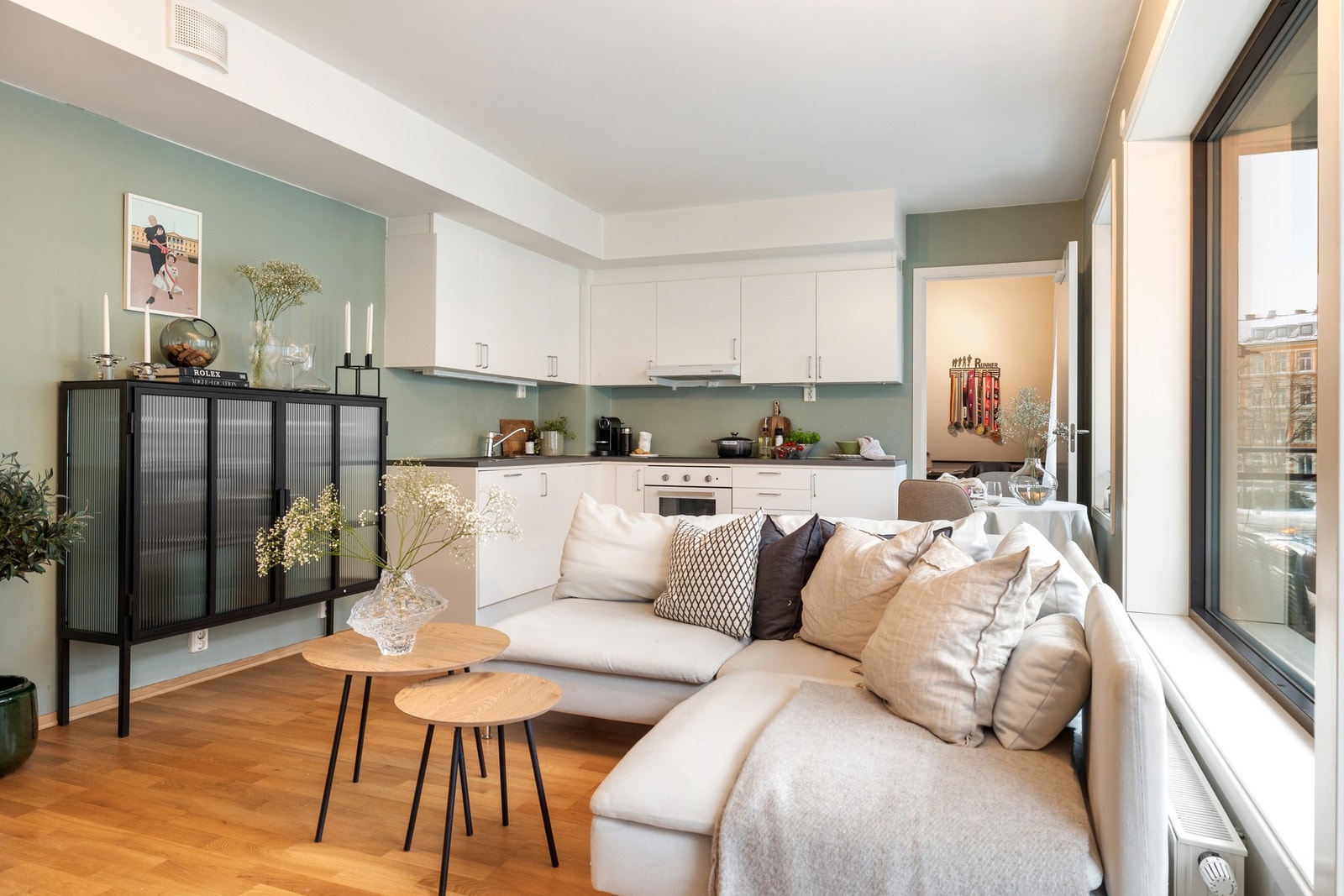 Stuen fremstår som lys og trivelig med eikeparkett på gulv samt glatte, malte flater på vegger og himling. Takhøyde er målt til ca. 2,5 meter. Galleribilde