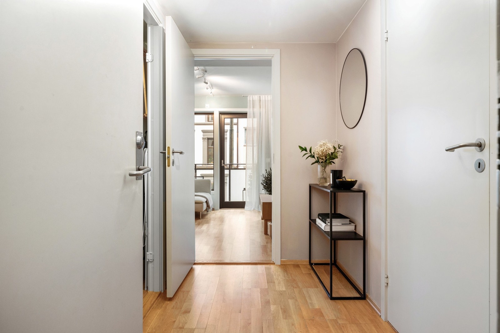 Hyggelig inngangsparti med direkte adkomst til stue, bad og omkledningsrom. Galleribilde