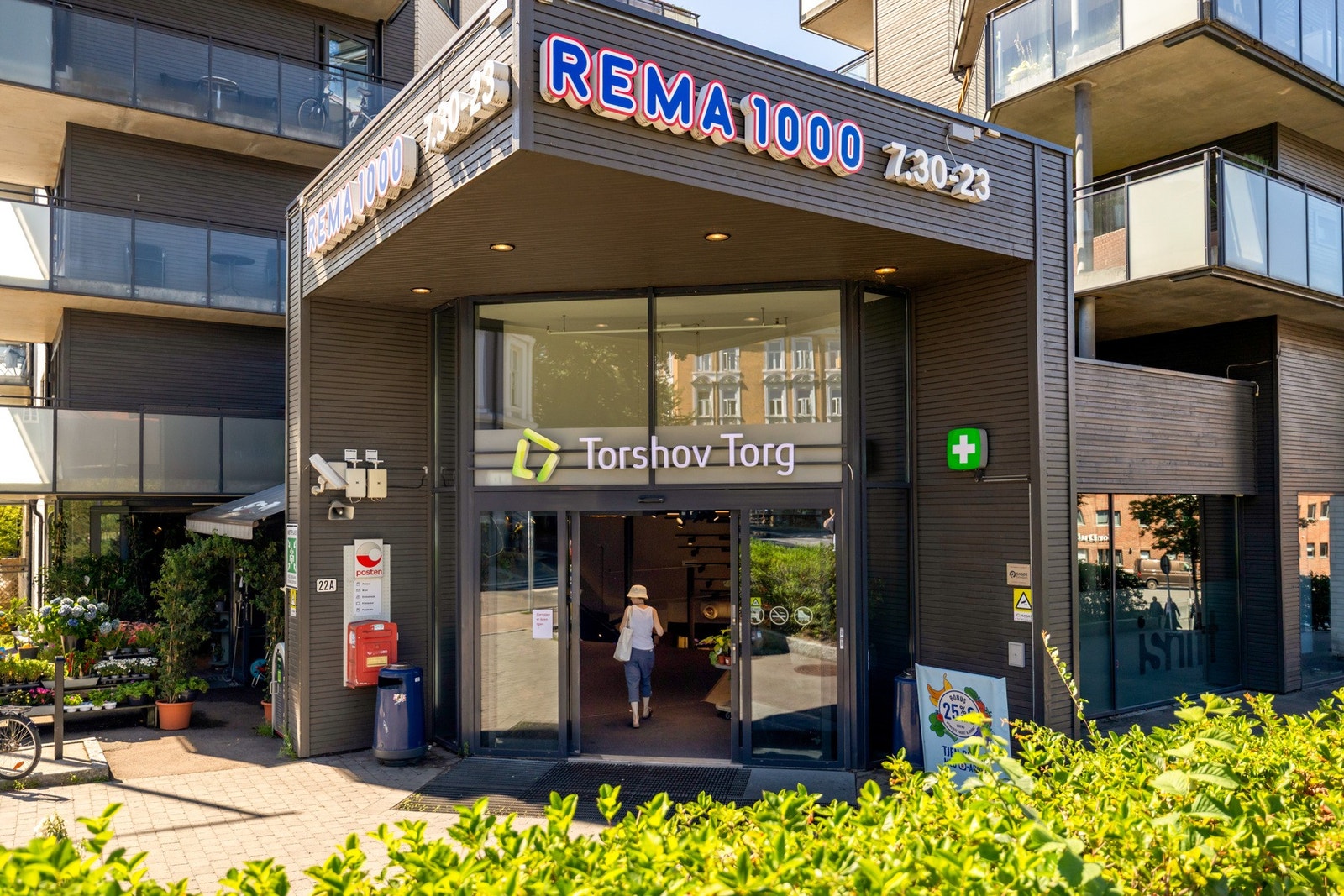 Det er Rema 1000, blomsterbutikk, Posten + parkeringsmulighet med 1 time gratis i kjeller for de som handler på senteret. Galleribilde