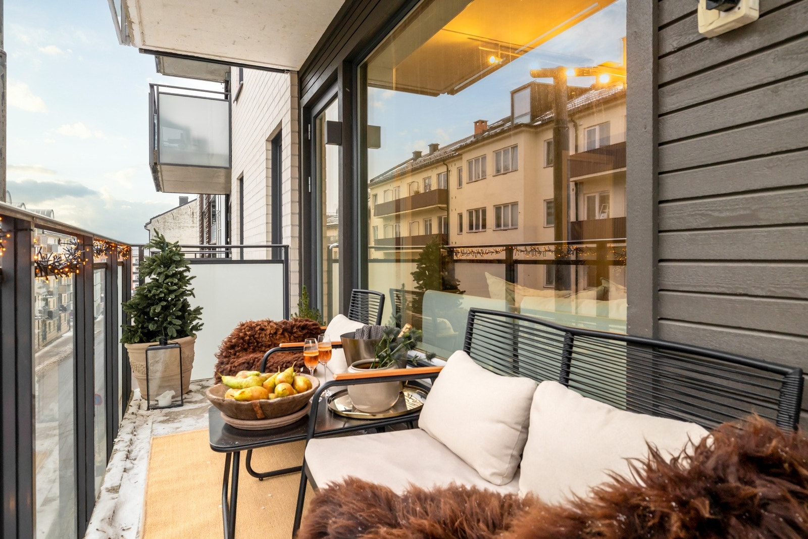 Balkongen har rekkverk med høyde på ca. 1,1 meter og utgjør et funksjonelt uteareal med plass til ønsket møblering. Galleribilde