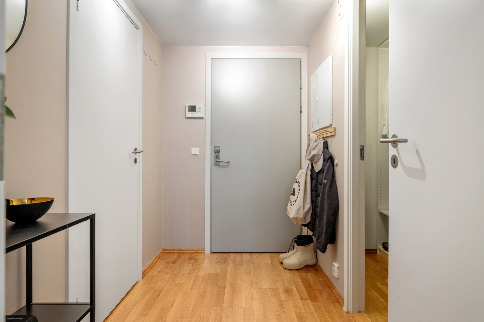 Entréen har eikeparkett på gulv, glatte malte veggflater og malte himlingsflater, i likhet med øvrige rom i boligen. Galleribilde