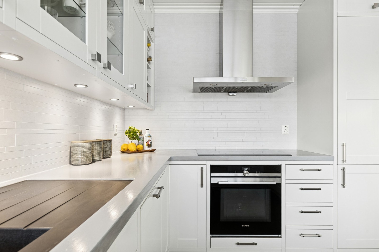 Leiligheten har et pent, klassisk kjøkken, stue med utgang til en herlig uteplass, tre gode soverom, to bad og eget vaskerom. Galleribilde