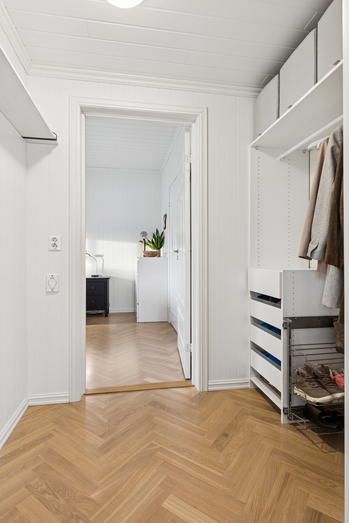 Garderobe tilknyttet hovedsoverommet, med god plass til oppbevaring av klær. Galleribilde