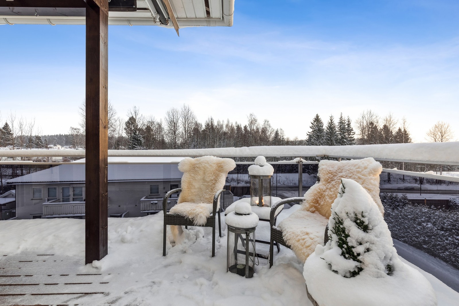 Fra stuen er det utgang til en romslig vestvendt balkong på ca. 25 m² Galleribilde