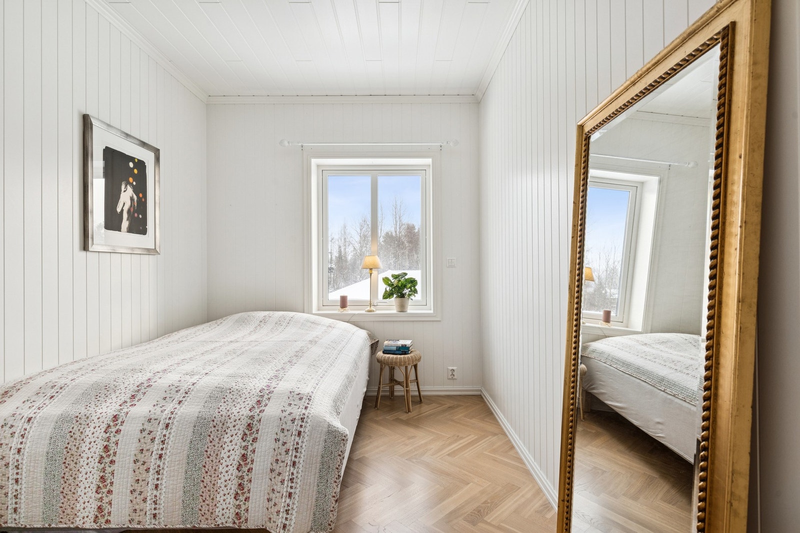 Alle soverom har gode vindusflater som gir godt med naturlig lys Galleribilde