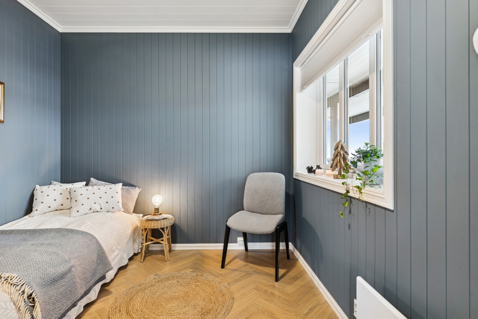 Alle soverommen har god plass for klesoppbevaring og annet enkelt møblement i tillegg til seng. Galleribilde