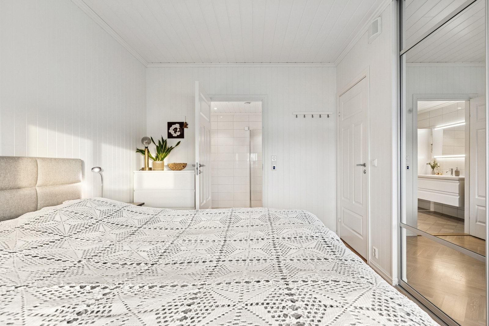 Hovedsoverom har en praktisk skyvedørsgarderobe med speilfronter. Galleribilde