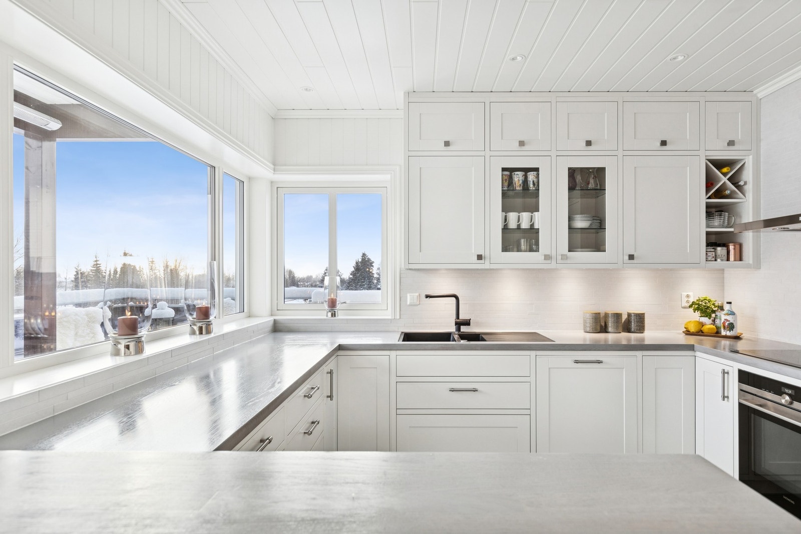 Her får du gode arbeidsflater og masser av plass i skuffer og skap. Galleribilde