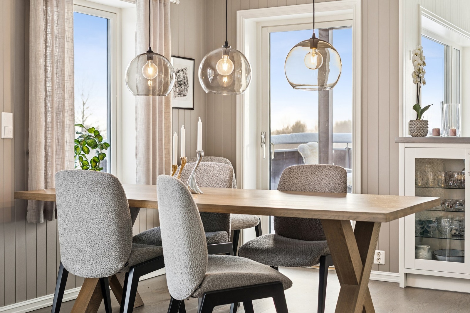 Godt lysinnslipp fra store vindusflater. Galleribilde