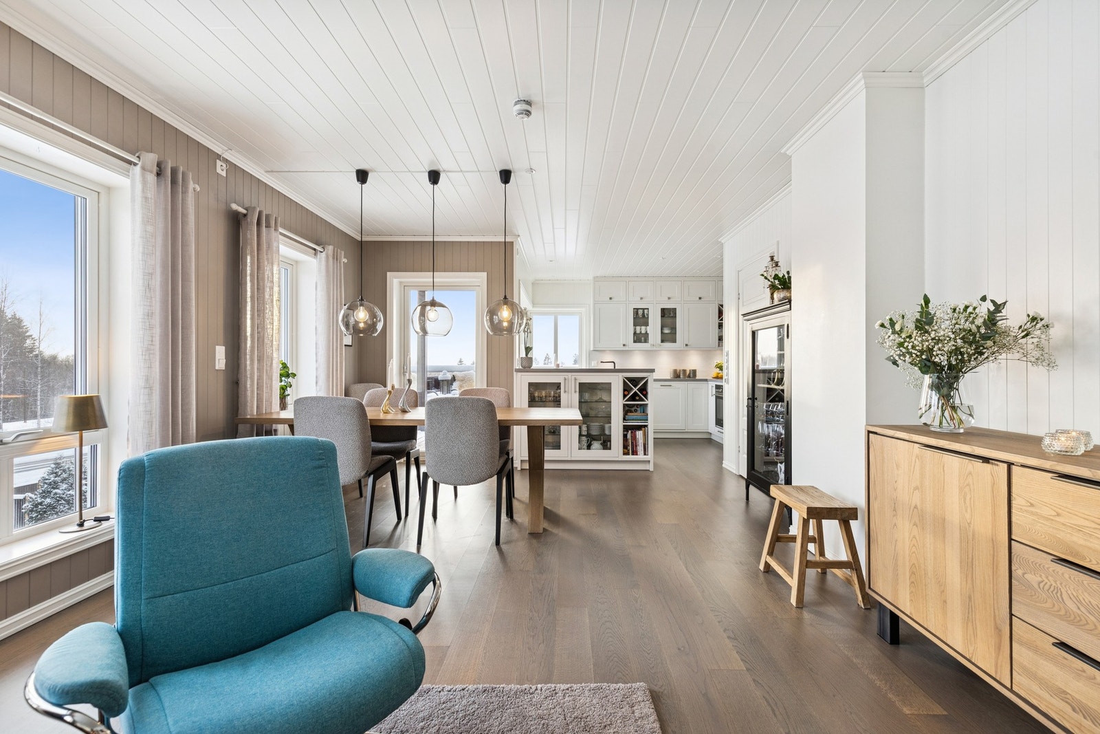 Rommet er pent innredet med enstavs parkett og vegger med panel og godt fargevalg. Galleribilde