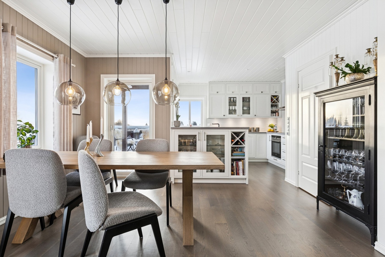 Stuen har god plass til sofaløsning, mens spisebordet kan settes ved kjøkkenet, som ligger i åpen løsning. Galleribilde