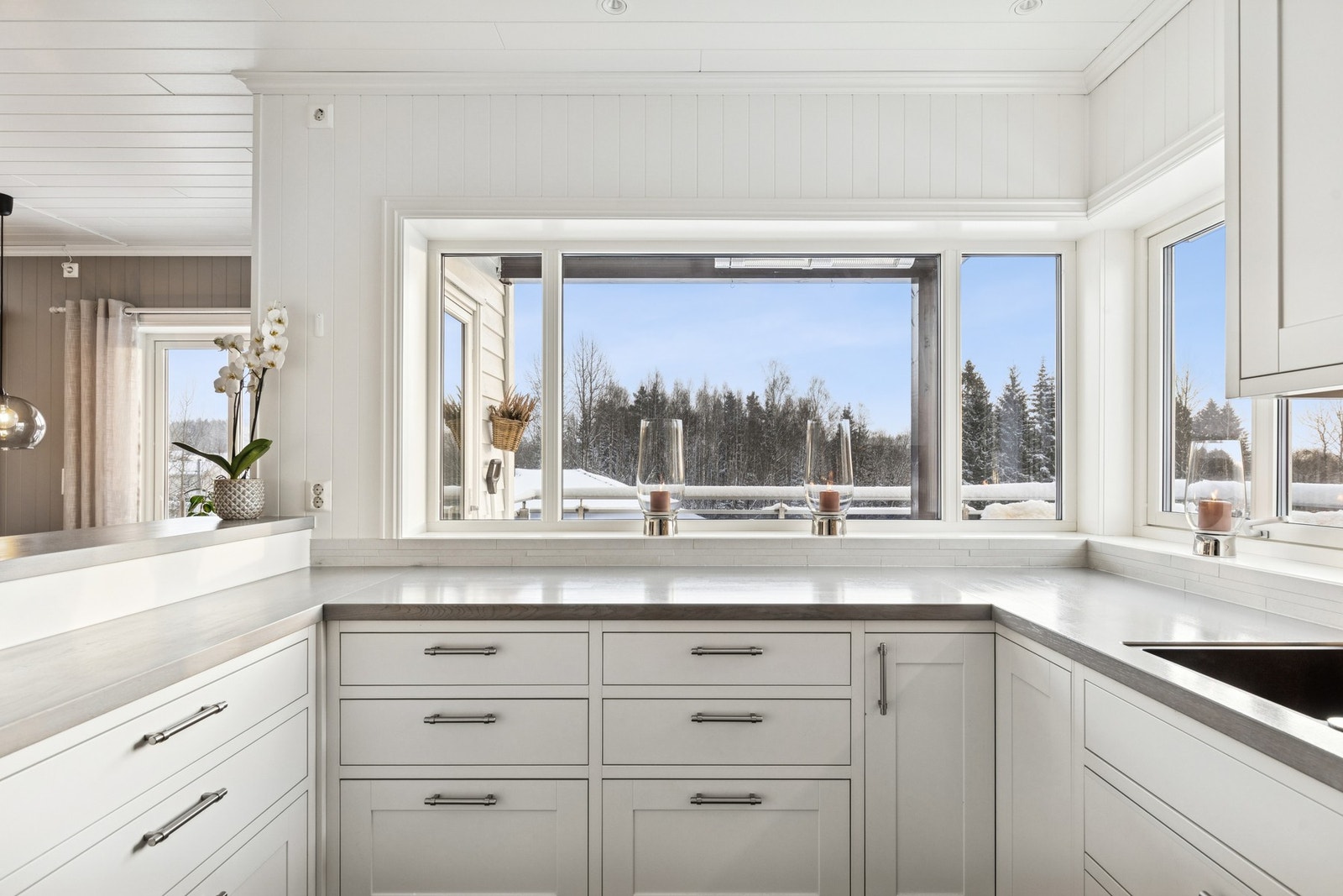 Store vindusflater slipper inn rikelig med naturlig lys, noe som skaper en luftig atmosfære. Galleribilde