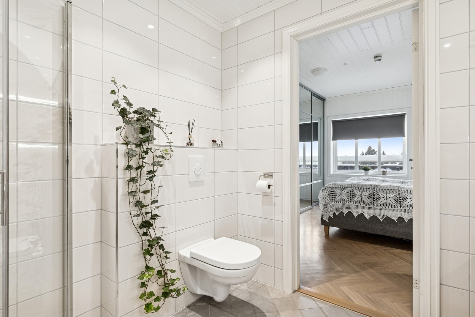 Innredningen består av vegghengt servantskap med servant, vegghengt toalett og dusjhjørne med innfellbare glassdører. Galleribilde