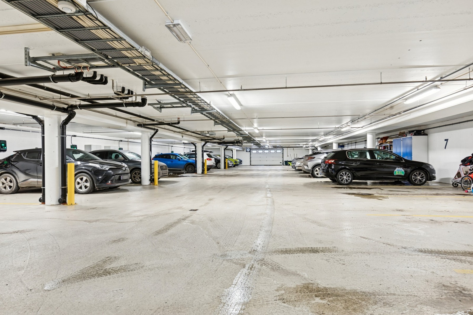 Boligen har bodplass og to garasjeplasser hvorav en med elbillader. Galleribilde