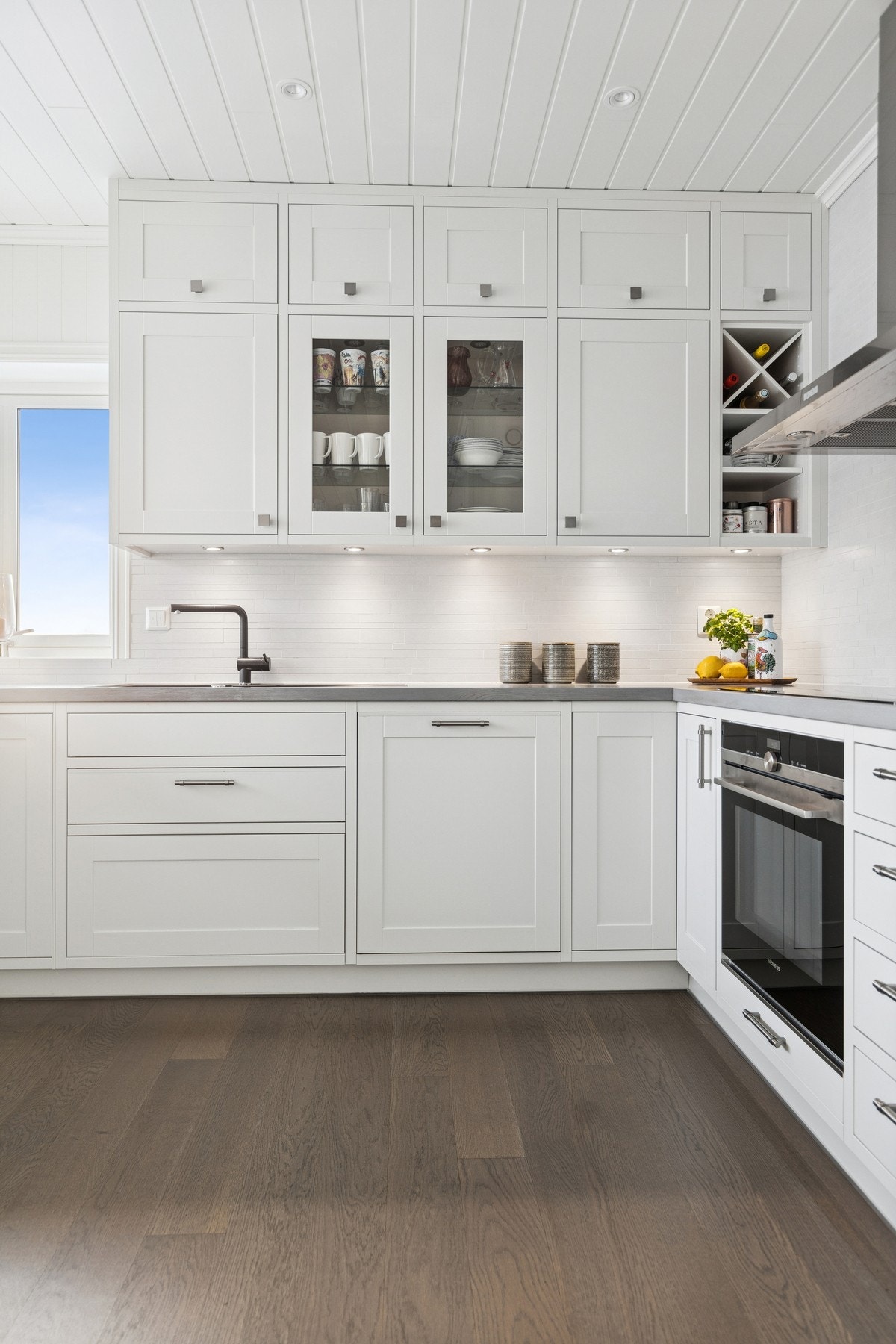 Kjøkkenet har integrerte hvitevarer med kjøleskap med fryser, oppvaskmaskin, stekeovn og platetopp. Vegghengt ventilator. Galleribilde